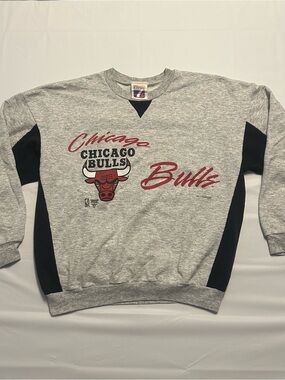 LOGO 7 Gray Crewneck Sweatshirt with Red and Black Chicago Bulls Graphics
